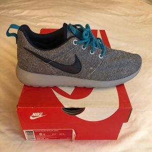 Nike RosheRun 6y/ 7.5 wmns. Like new